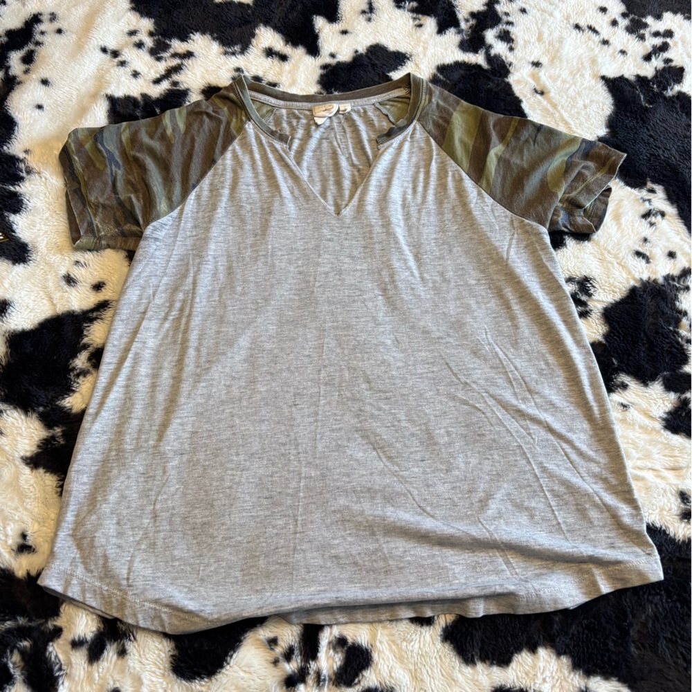 Camo buckle t shirt